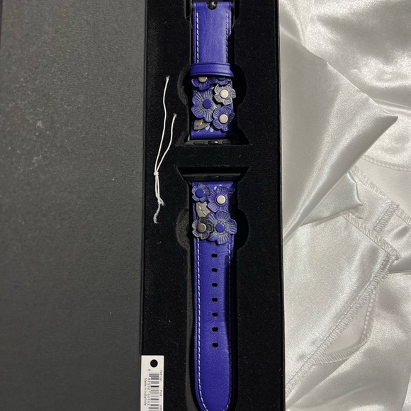 Coach Leather Tea Rose Apple Watch Strap Purple - Picture 6 of 6